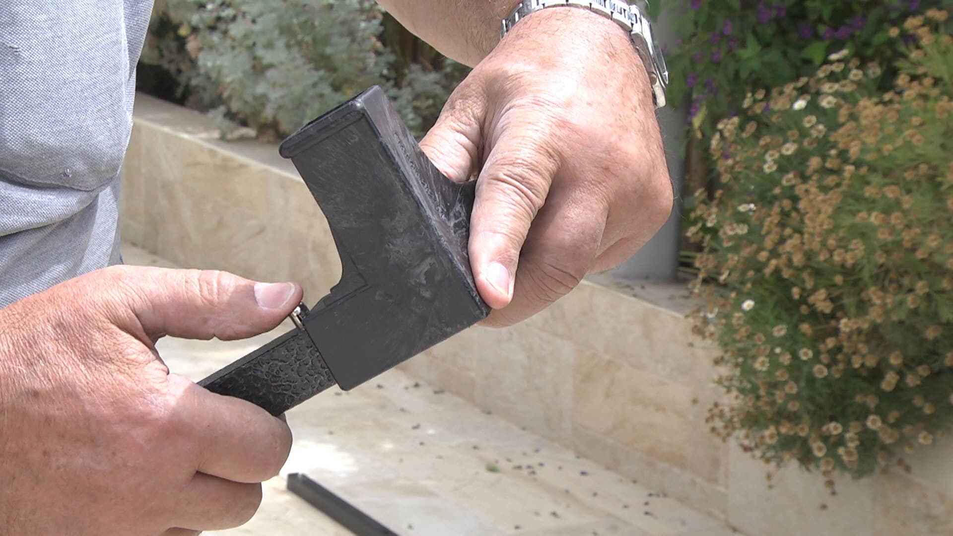 3. יש לחבר למוטות את שמונת מחברי הפלסטיק. (רצוי להשתמש בפלסטיק הלחיצה המצורף)